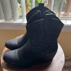 Global Win Black Ankle Booties